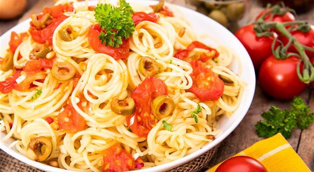 Spaghetti met tomaten en olijven